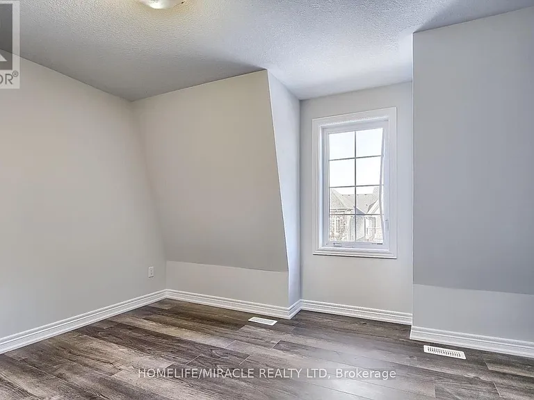 70 Knotty Pine Ave — Photo 21