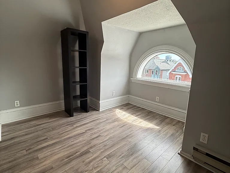 457 Somerset St W #3 — Photo 8
