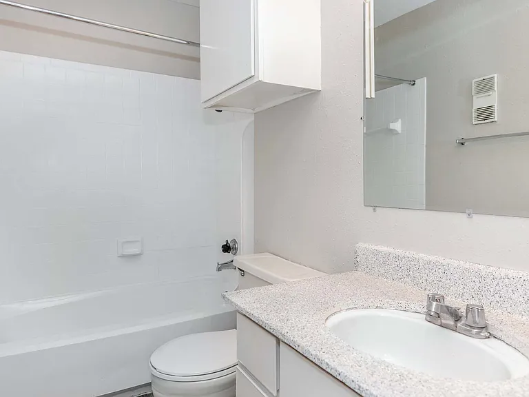 Royal Wildewood Manor Apartments — Photo 35