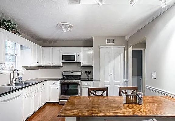 Kitchen with Breakfast nook !