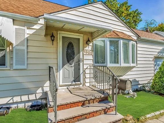 3rd image of 1308 Sunnyfield Dr