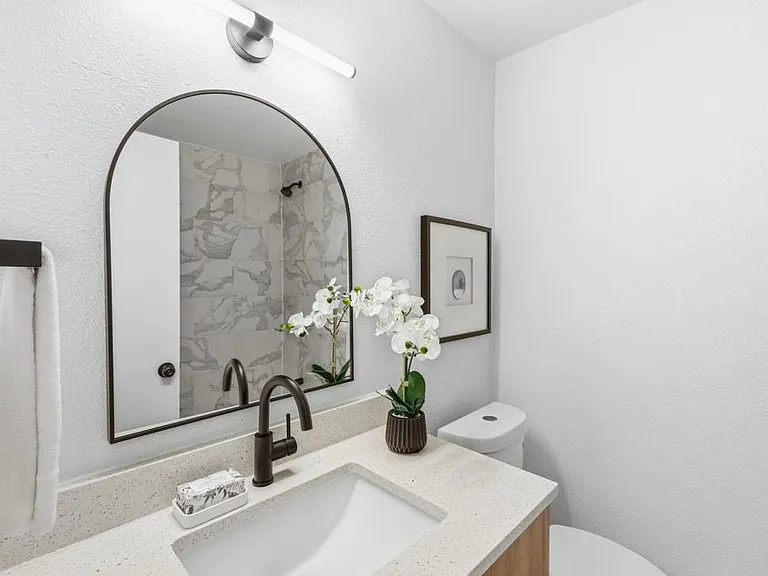 CrestHaus Apartments — Photo 17