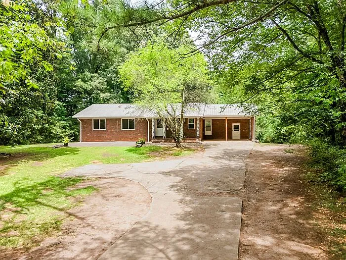 3 bed, 2.0 bath, 1374 sqft, $1,899 — Photo 2