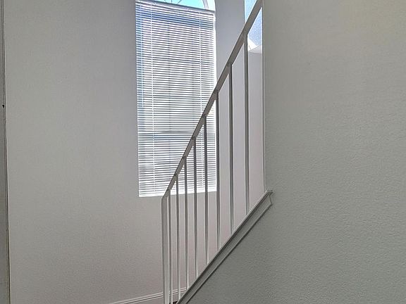 4th image of 1023 S Lincoln Way Unit A