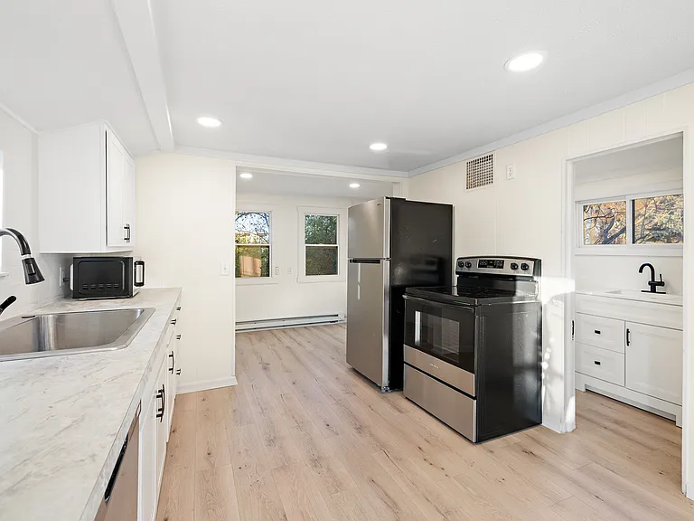 115 E Savidge St — Photo 13