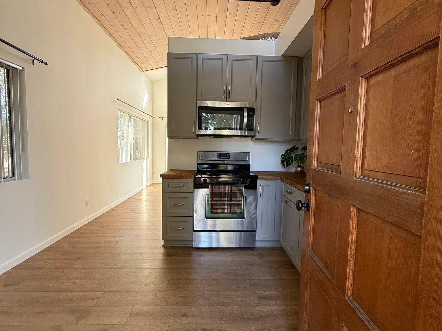 1 bed, 500 sqft, $2,400 — Photo 3