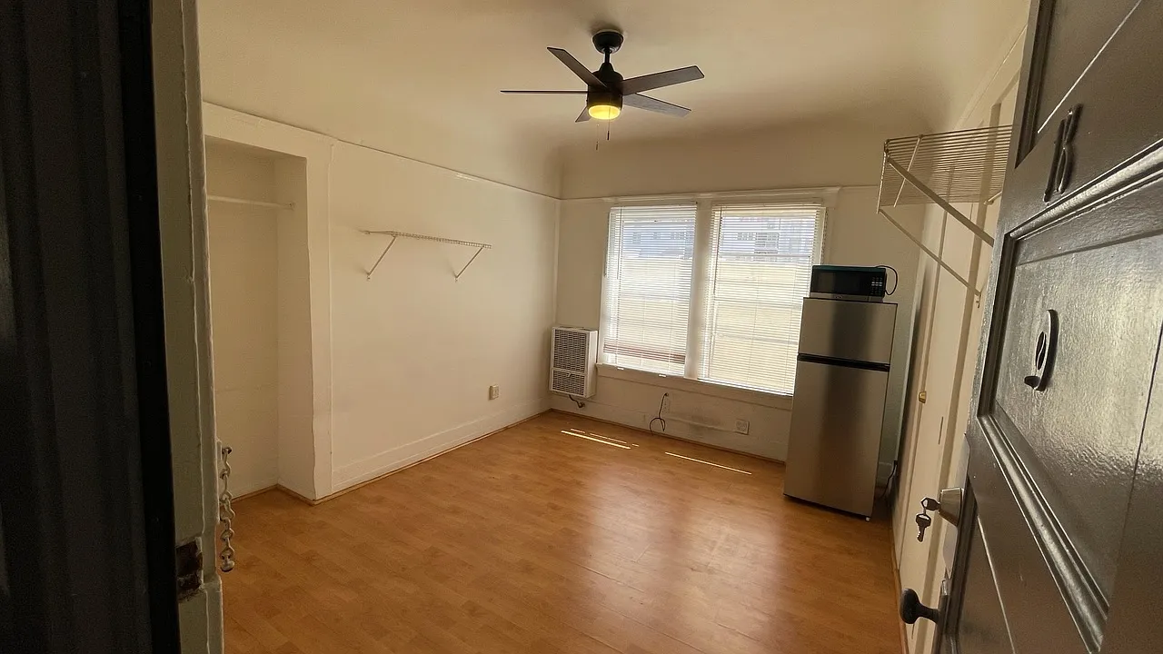 Studio, 200 sqft, $850 — Photo 3