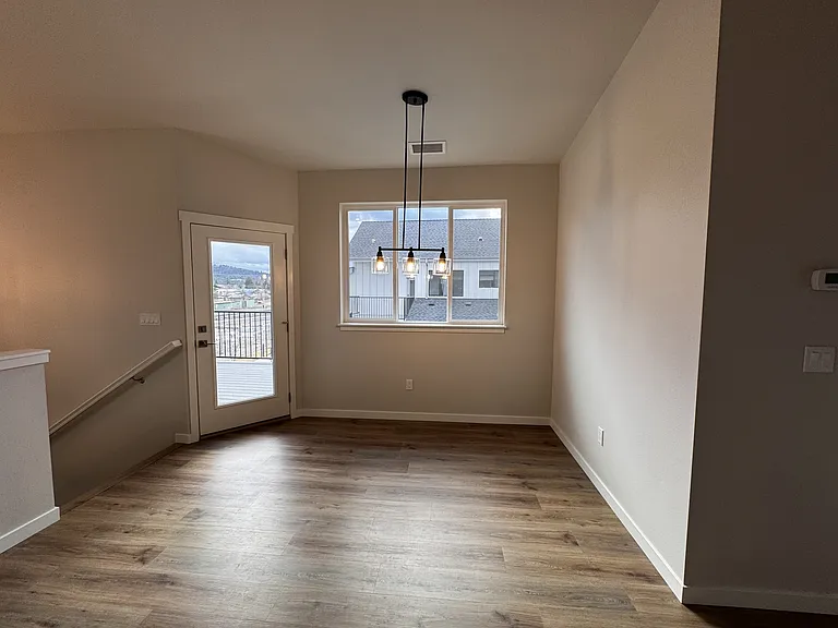 994 E Railroad Ave — Photo 6