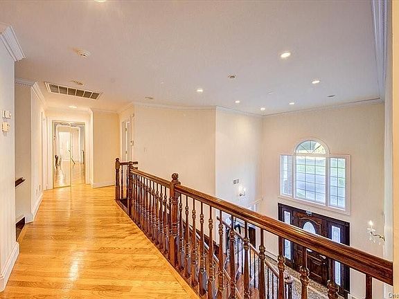 2nd Floor Hallway w 4 Br Sui