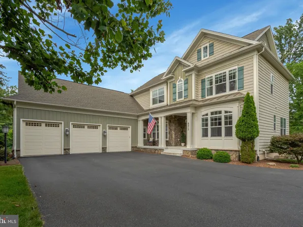 8213 Bearhurst Dr, Gainesville, VA 20155