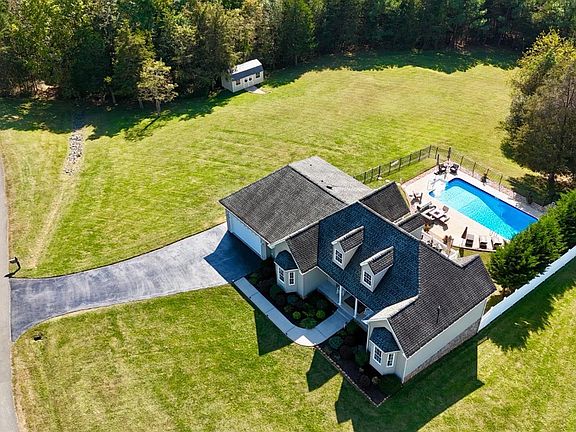 3rd image of 147 Stoney Creek Dr