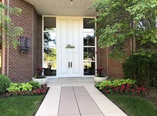 5 Oak Brook Club Dr UNIT N-10, Oak Brook, IL 60523