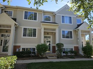 461 Cary Woods Cir, Cary, IL 60013