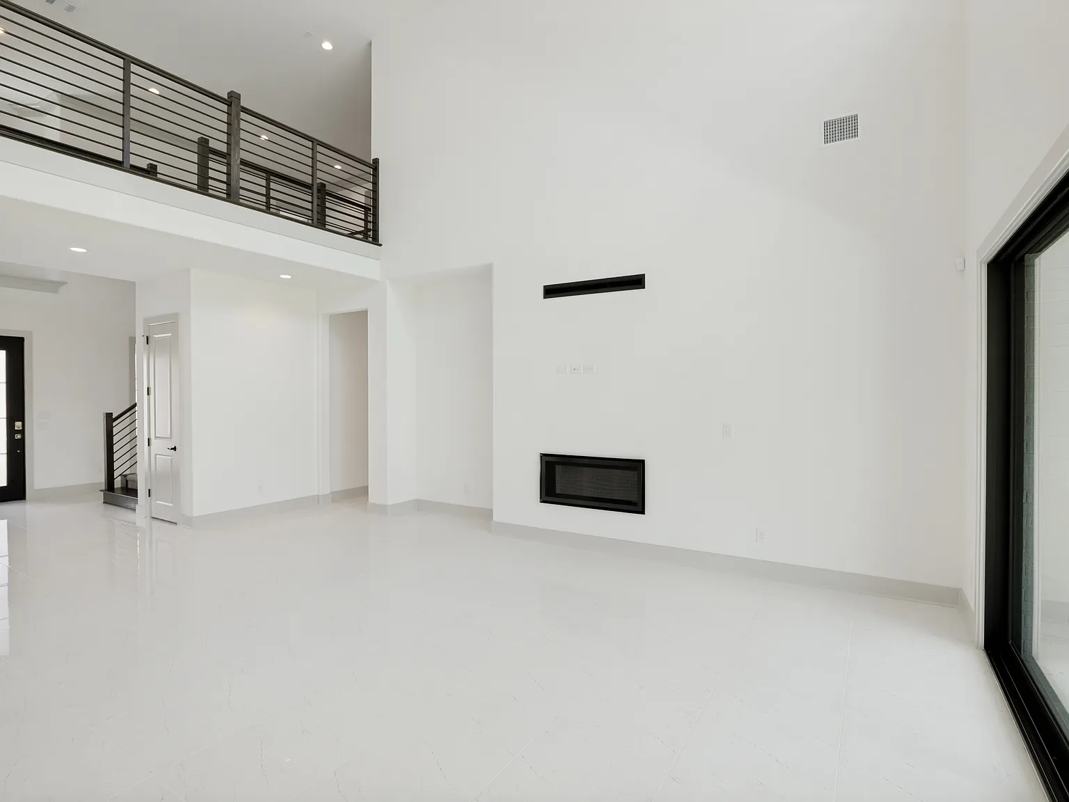 6 bed, 4989 sqft, $5,990 — Photo 1