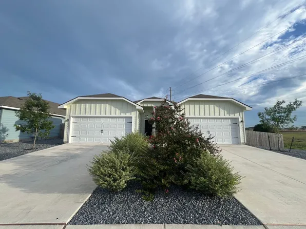 521 Grayson Ln, Seguin, TX 78155