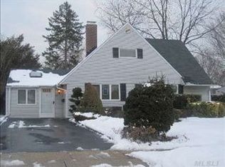 11 Raspberry Ln, Levittown, NY 11756