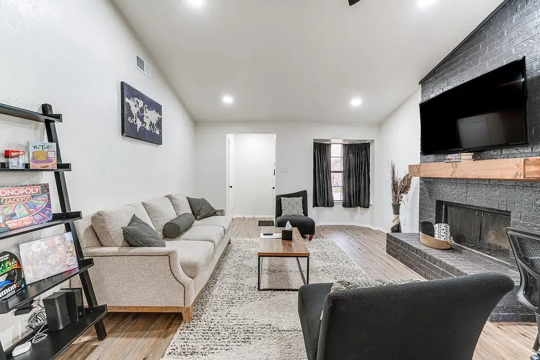 2 bed, 1.5 bath, 983 sqft, $3,800 — Photo 2