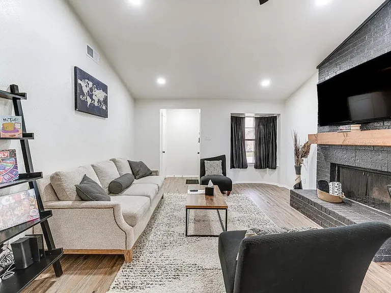2912 Pegasus Dr — Photo 2