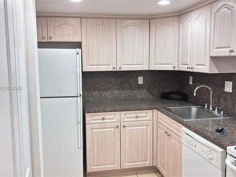 10421 N Kendall Dr #C201 — Photo 5