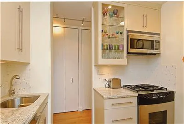Sold by R New York | media 7