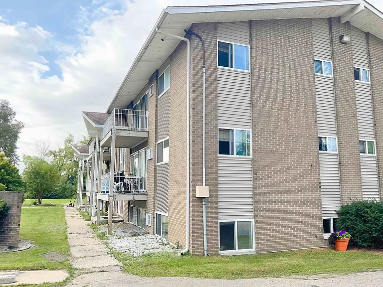 Village Shores Apartments — Photo 15