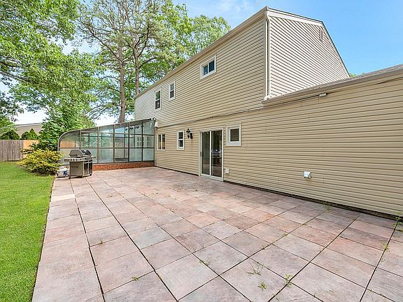 4th image of 15 Northridge Dr