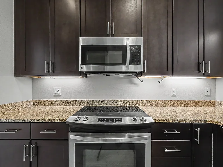 490 Soundview Ct — Photo 8