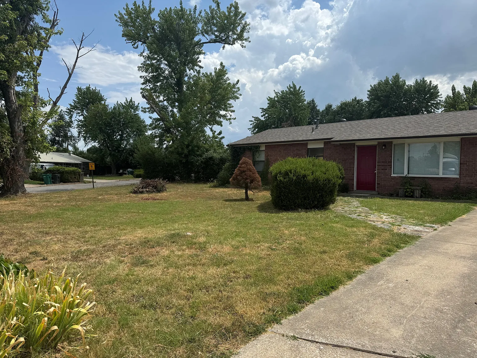 3 bed, 1.5 bath, 1300 sqft, $1,500 — Photo 2