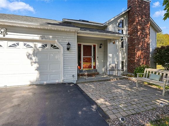 4th image of 32 Phyllis Ln