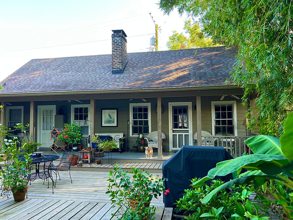 You enter the cottage through this charming courtyard.