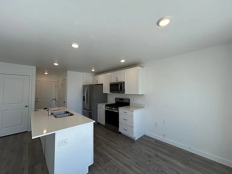1712 E Fall St — Photo 3