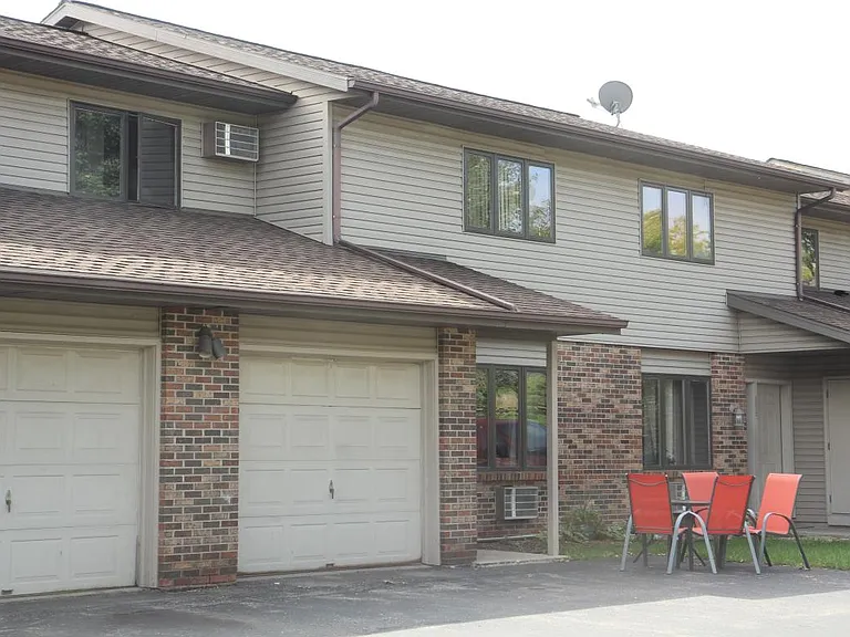 884 Hemlock Dr — Photo 1