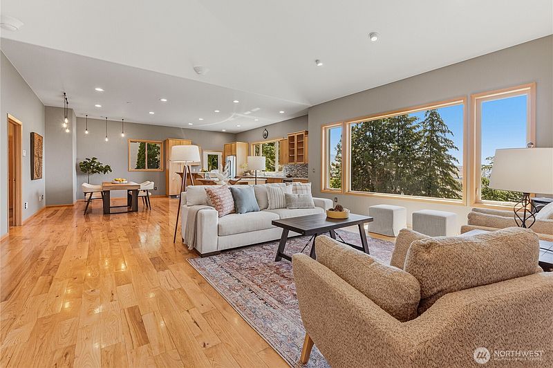 3rd image of 323 Stoneybrook Lane