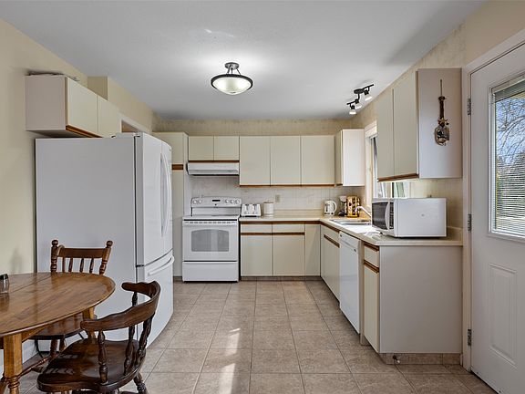 4th image of 8160 Barnhartvale Rd