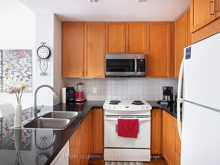 85 Bloor St E #1413 — Photo 12