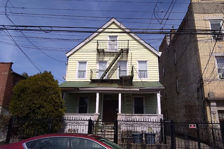 1st image of 911 E 219th St