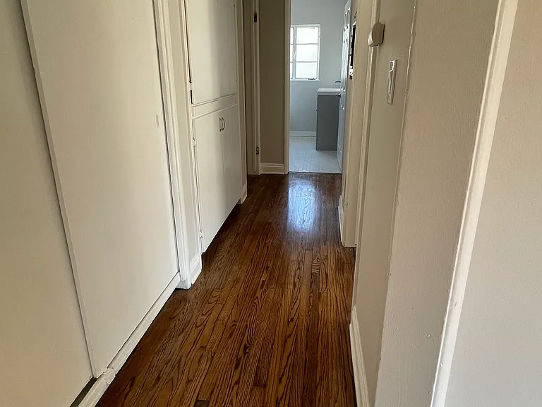 324 W 7th St #C — Photo 11