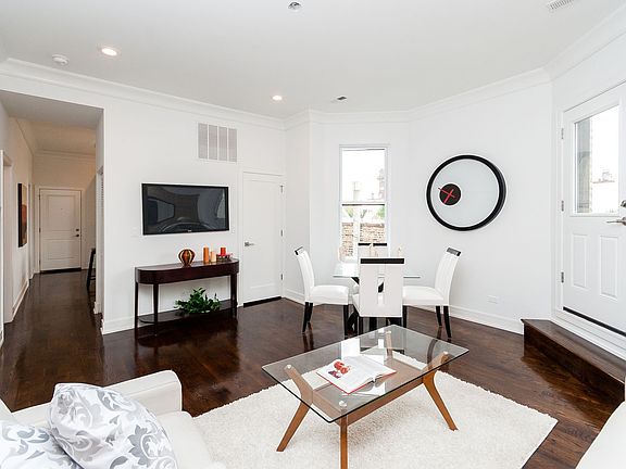 4th image of 2026 N Sheffield Ave APT 2R