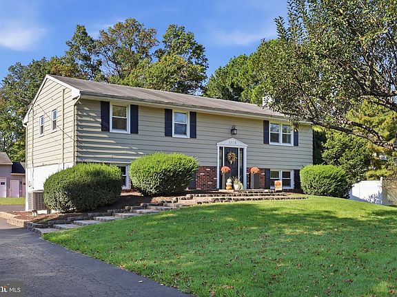 4th image of 1332 Meadow Ln