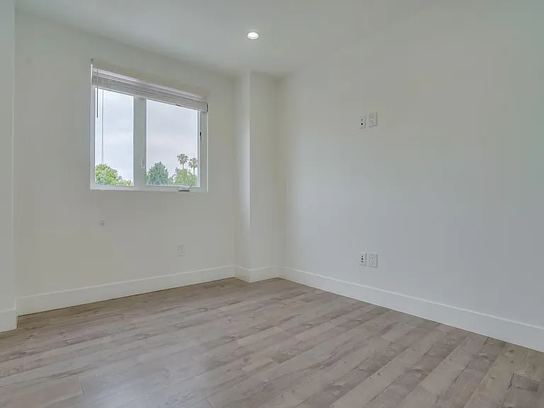 2300 Carmona Ave — Photo 23