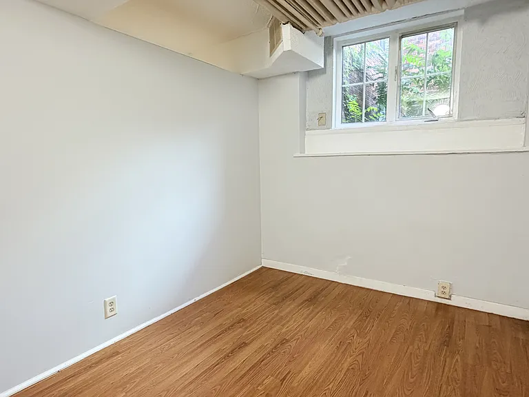1441 Wyandotte St E #14 — Photo 8