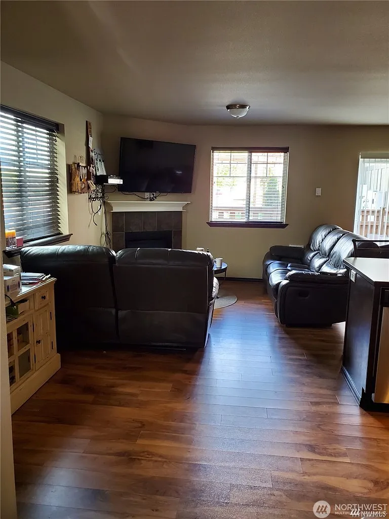 3 bed, 2.5 bath, 1385 sqft, $1,900 — Photo 3
