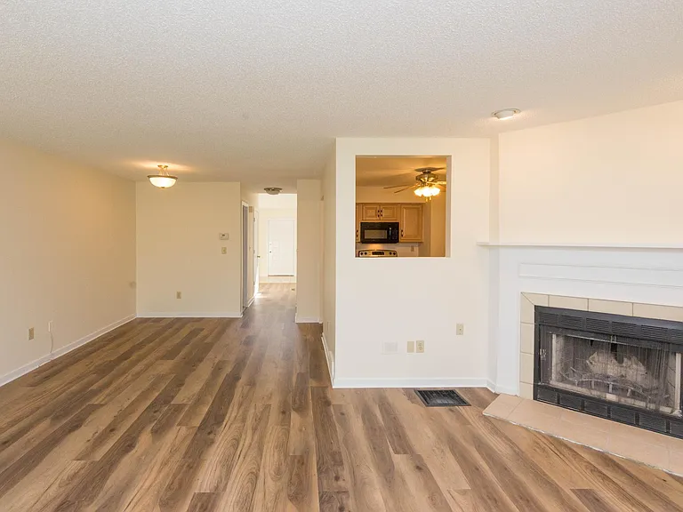 Rosewood Condominiums — Photo 9