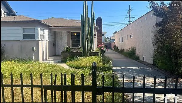 1100 W 39th Pl