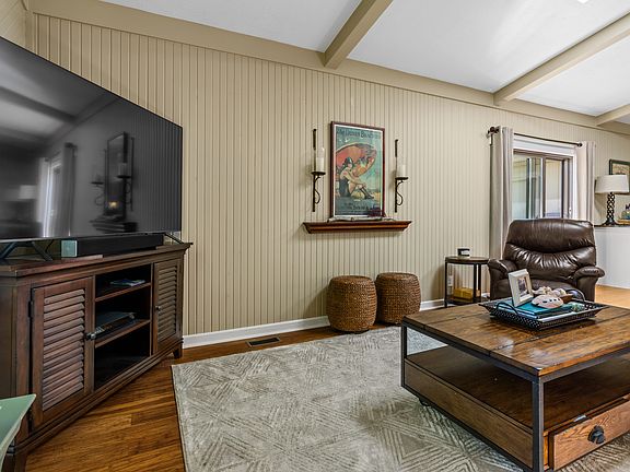 4th image of 618 Yosemite Dr