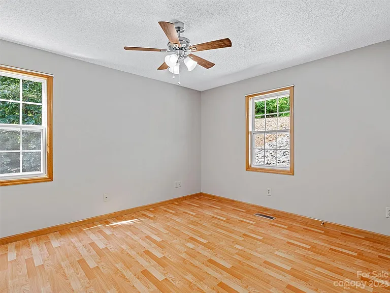 18 Robin Ln — Photo 12