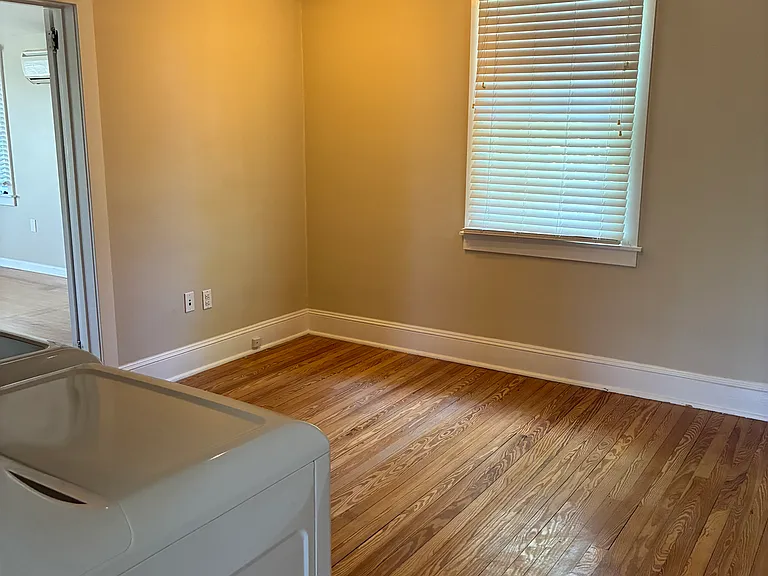 111 Marshall St — Photo 11