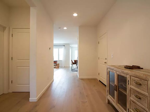 3rd image of 699 Larkspur Dr