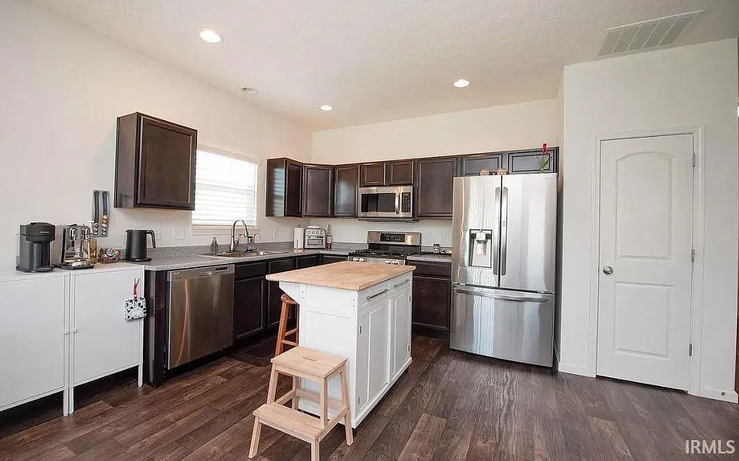 3 bed, 2.0 bath, 1386 sqft, $1,895 — Photo 2