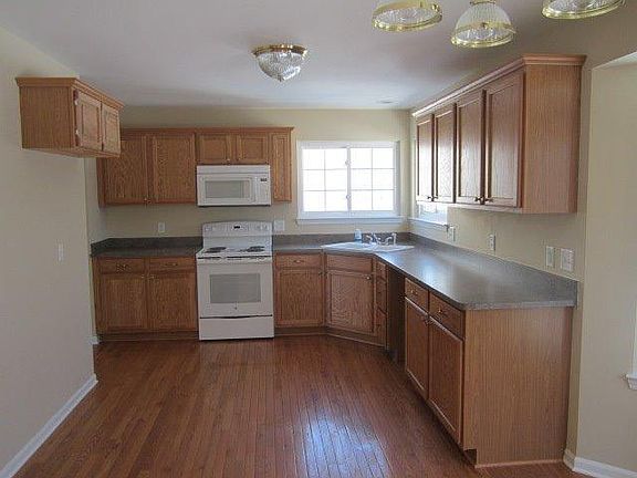 3rd image of 8352 Parkridge Dr
